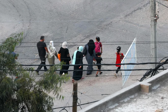 Ljudje odhajajo iz Gaze. FOTO: Mohammed Abed/AFP