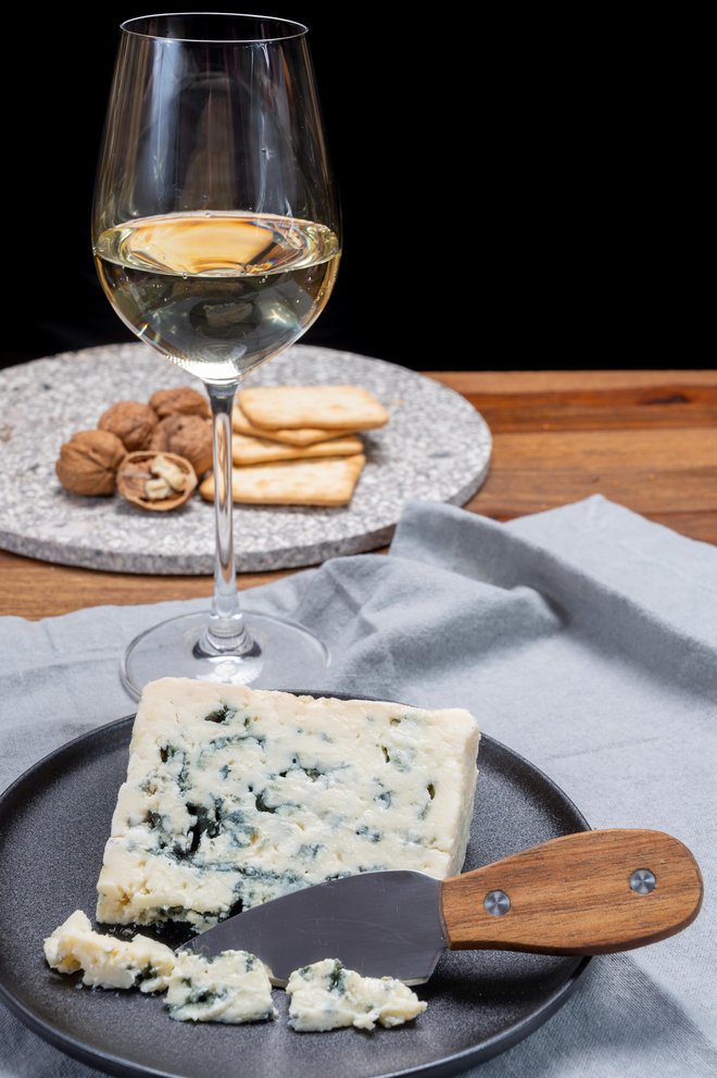 Za marsikoga presenetljiva, a kultna kombinacija: sladka vina, kot so sauternes ali naši predikati, se v zaznavah navadno dobro ujamejo s sirom, ki ga je »izdelala« modra plesen. FOTO: Shutterstock