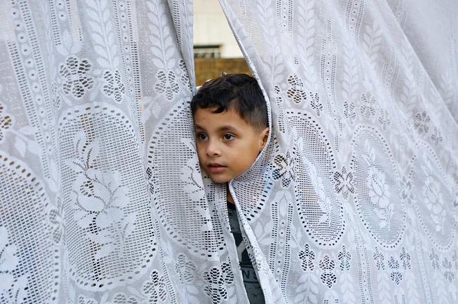 Napad Hamasa na Izrael je bil grozljiv. Zdaj s tesnobo čakamo na začetek napovedane izraelske ofenzive na Gazo. FOTO: Mohamed Salem/Reuters