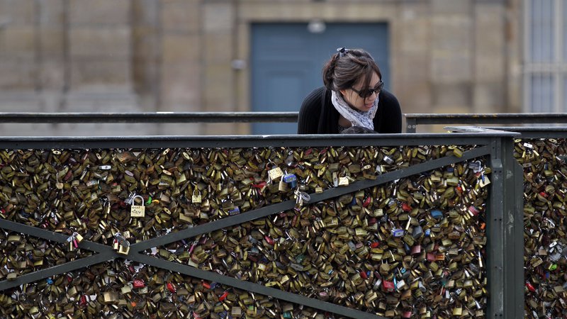 Fotografija: Tako je bil s ključavnicami obtežen pariški Pont des Arts.

FOTO: Charly Triballeau/AFP