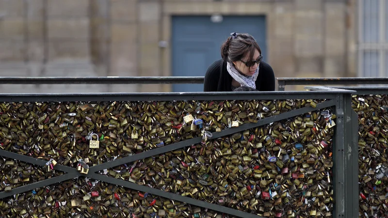 Fotografija: Tako je bil s ključavnicami obtežen pariški Pont des Arts.
FOTO: Charly Triballeau/AFP