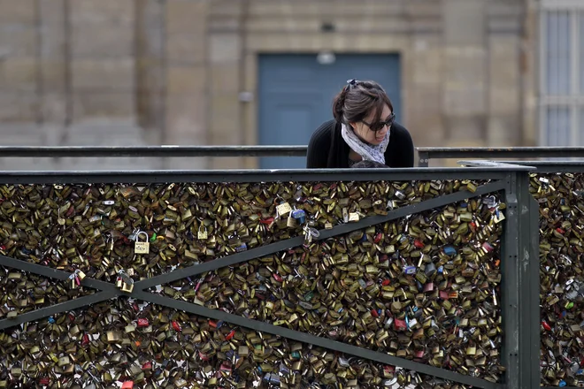 Tako je bil s ključavnicami obtežen pariški Pont des Arts.

FOTO: Charly Triballeau/AFP