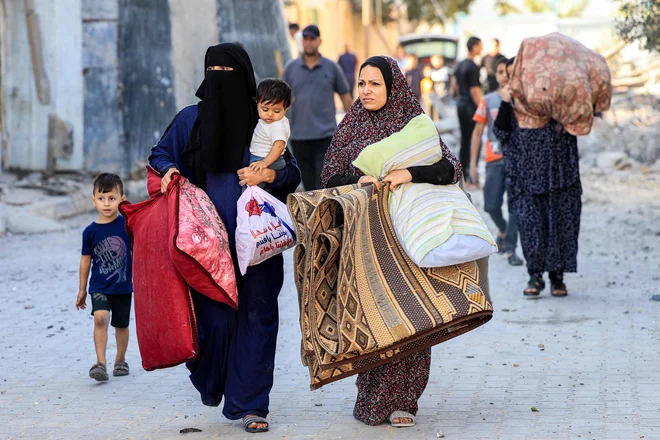 Kolone na poti iz Gaze FOTO: Said Khatib/AFP