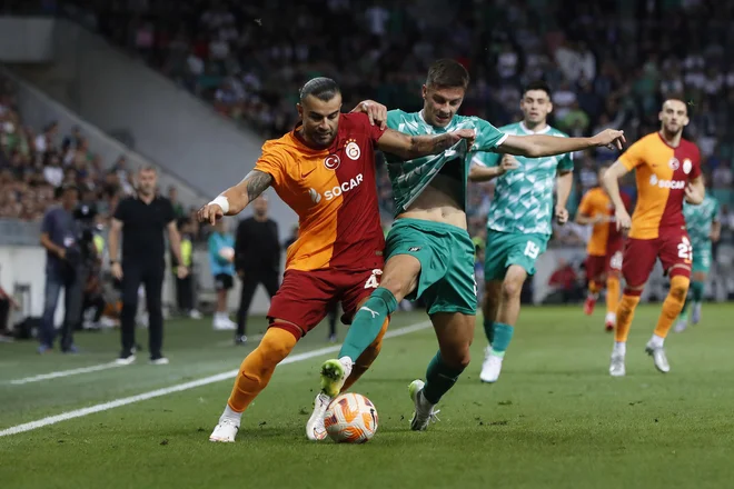 Mladi Olimpijin napadalec Admir Bristrić (desno) je v dresu reprezentance BiH do 21 let zabil gola vodilnima v kvalifikacijski skupini Sloveniji in Franciji. FOTO: Leon Vidic/Delo