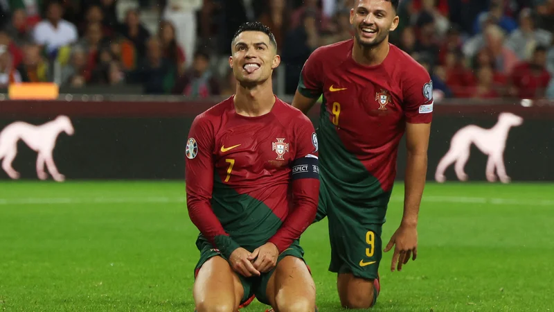 Fotografija: Cristiano Ronaldo je prejel čestitke tudi od strelca prvega portugalskega gola Goncala Ramosa. FOTO:Pedro Nunes/Reuters
