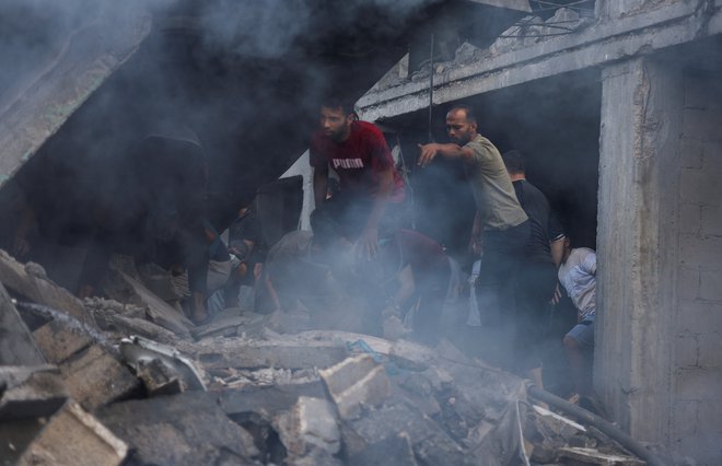 Izraelska vojska je sporočila, da so njene kopenske sile v zadnjih 24 urah ponekod že vdrle na območje Gaze. FOTO:Mohammed Salem/Reuters