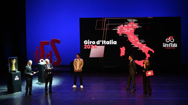 Fotografija: Zmagovalec dirke po Italiji 2023 Primož Roglič (v sredini) je bil na predstavitvi v gledališču v Trentu osrednja osebnost. FOTO: Marco Bertorello/AFP
