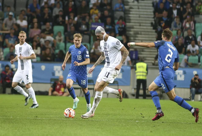 Benjamin Šeško se je odrezal z dvema goloma, zaradi poškodbe pa zdaj mora počivati in upati, da bo nared za izziv v Belfastu. FOTO: Jože Suhadolnik/Delo