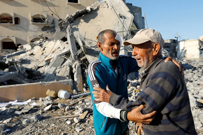 Mohammad Abu Daqa išče morebitne preživele svojce. FOTO: Ibraheem Abu Mustafa/Reuters