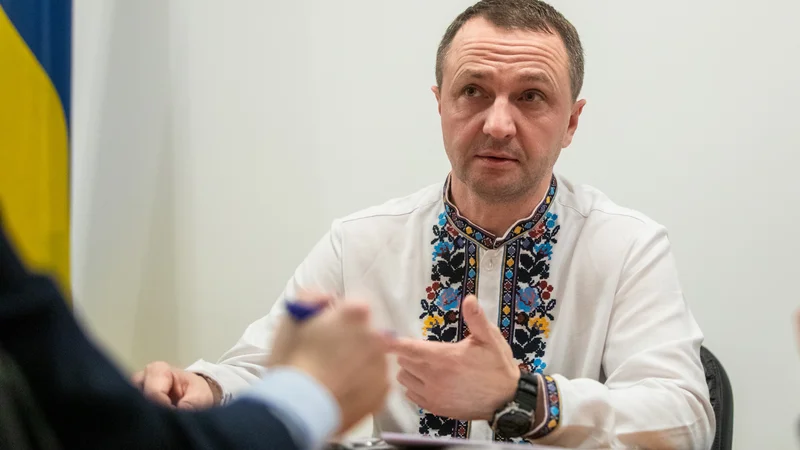 Fotografija: Taras Kremin je od leta 2020 ukrajinski komisar za zaščito državnega jezika. V Ljubljani se je prejšnji teden udeležil letne konference Evropskega združenja nacionalnih ustanov za jezik. FOTO: Voranc Vogel