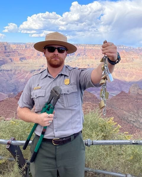 V Grand Canyonu so se brez milosti lotili ključavnic, ki smetijo park in ogrožajo ptice. FOTO: Facebook