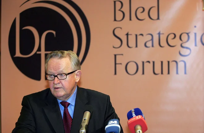 V letu, ko je dobil Nobelovo nagrado za mir, se je Ahtisaari udeležil Blejskega strateškega foruma. FOTO: Blaž Samec/Delo