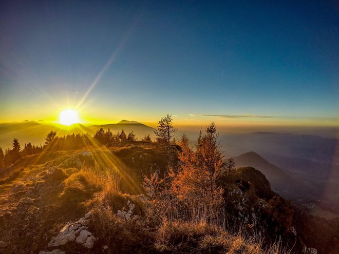 Kot je povedal Nejc Juvan, oskrbnik koče na Uršlji gori, ga še vedno najbolj prevzamejo sončni vzhodi in zahodi vidni z vrha. FOTO: Nejc Kotnik
