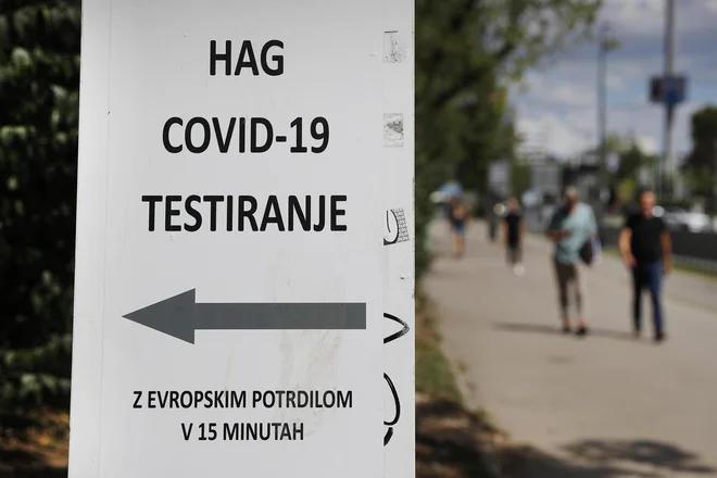 Zakaj pri nas ni nobenih raziskav virusa in različic, čeprav so na testih pobirali na stotisoče vzorcev iz sluznice nosu? FOTO: Leon Vidic/Delo