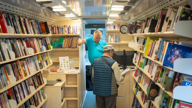 Fotografija: Knjižnično dejavnost opravlja 58 splošnih knjižnic, izvajajo jo v več kot tisoč manjših in večjih krajih; omenjene knjižnice razpolagajo z 12 milijoni enot gradiva. FOTO: Voranc Vogel