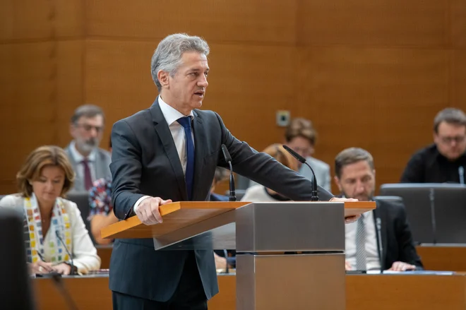 »Čez zimo ne bo nihče brez strehe nad glavo,« je zagotovil predsednik vlade. Na fotografiji izredna seja DZ o proračunih 9. oktobra. FOTO: Voranc Vogel/Delo