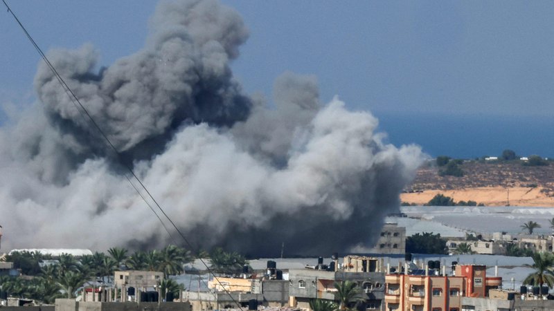 Fotografija: Izarel bombardira gosto naseljena območja Gaze. FOTO: Said Khatib/AFP
