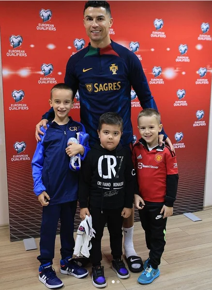 Med tistimi, ki so se fotografirali z Ronaldom, so bili tudi vnuki Milorada Dodika. FOTO: instagram