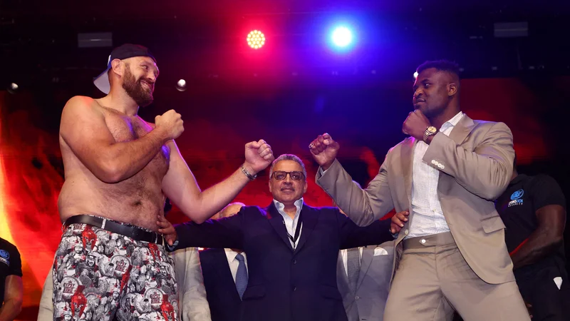 Fotografija: Zdi se, da Tyson Fury (levo) zviška gleda tudi na Francisa Ngannouja, kar bi se mu lahko maščevalo. FOTO: Andrew Boyers/Reuters