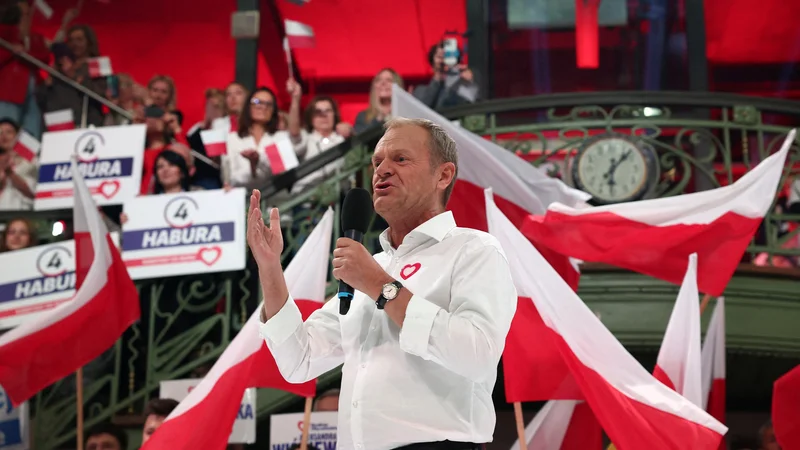 Fotografija: Po besedah voditelja opozicije Donalda Tuska je na nedeljskih volitvah na Poljskem zmagala demokracija. FOTO: Kacper Pempel/Reuters