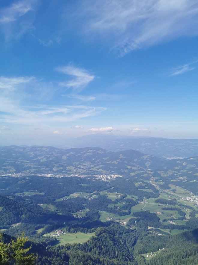 Od planinskega doma oz. njegove bližnje okolice se nam odpre lep razgled na Koroško, Šaleško dolino in velik del Štajerske. Foto Beti Burger