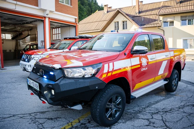 Gasilci PGD Idrija so zavarovali kraj nesreče, s tehničnim posegom omogočili dostop do preminule osebe in z vrvno tehniko osebo transportirali do vozila pogrebne službe. FOTO: Arhiv PGD Idrija