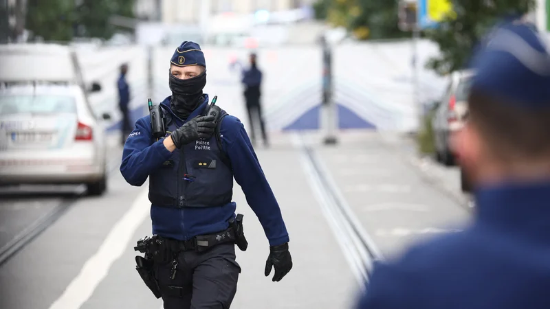 Fotografija: Policisti so po napadu okrepili varnost na bruseljskih ulicah. FOTO: Yves Herman/Reuters