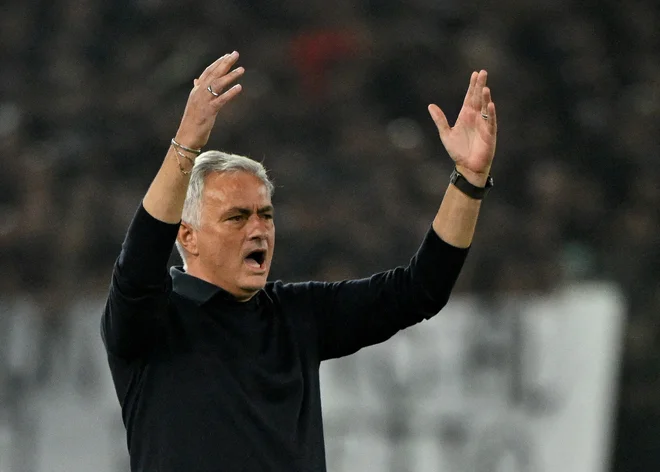 Jose Mourinho zapušča klop Rome. FOTO: Reuters