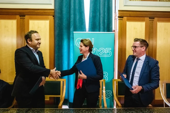 Direktor Slovenskih železnic Dušan Mes (levo) in ministrica za infrastrukturo Alenka Bratušek sta z novogoriškim županom Samom Turelom podpisala pogodbo o sodelovanju v okviru projekta Evropske prestolnice kulture 2025. FOTO: Ana Rojc/Mestna občina Nova Gorica