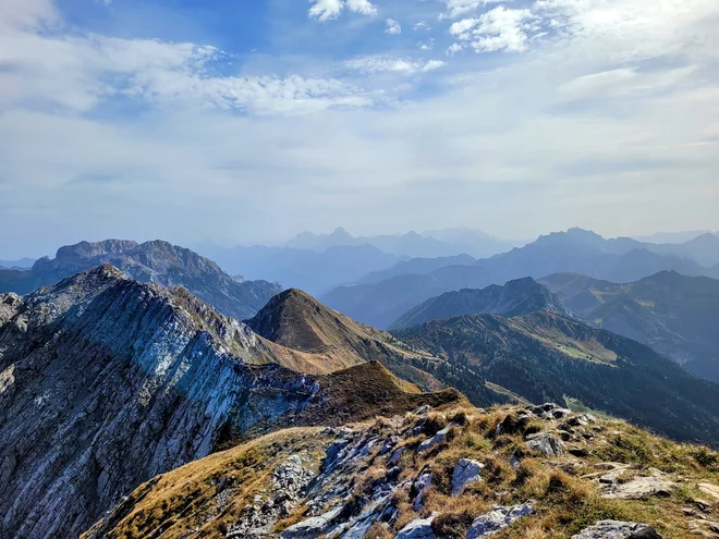 Čudoviti pogledi z vrha proti našim Julijcem. FOTO: Tina Horvat