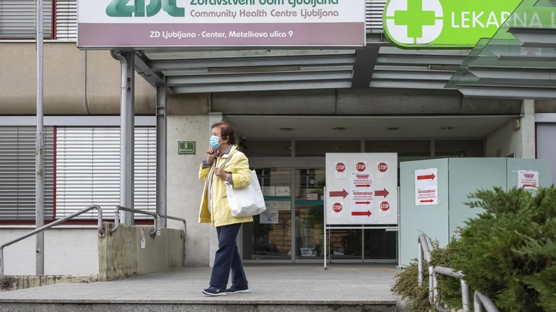 Fotografija: Koronski ukrepi, zaradi katerih se je leta 2020 v Ljubljani zaprla nočna zobozdravstvena ambulanta, so minili (na fotografiji ZD Metelkova 13. maja 2020). FOTO Voranc Vogel/Delo