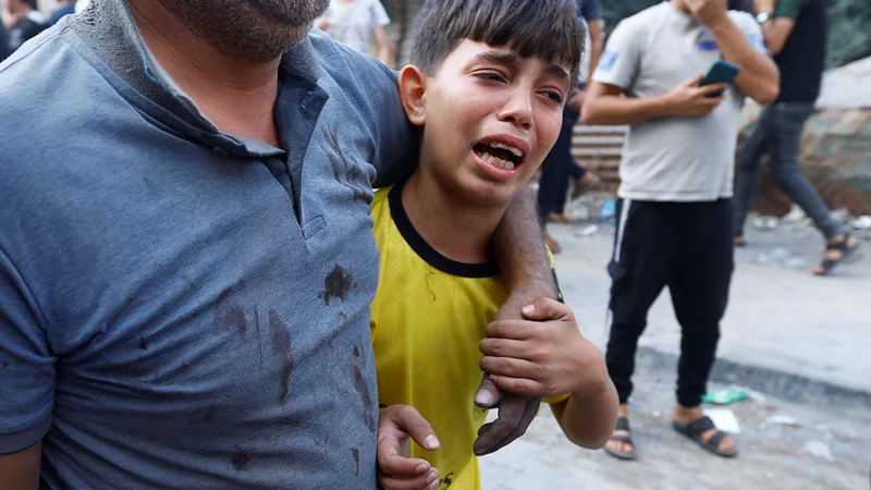 Fotografija: V Gazi nikjer – in za nikogar – ni varno. FOTO: Ibraheem Abu Mustafa/Reuters