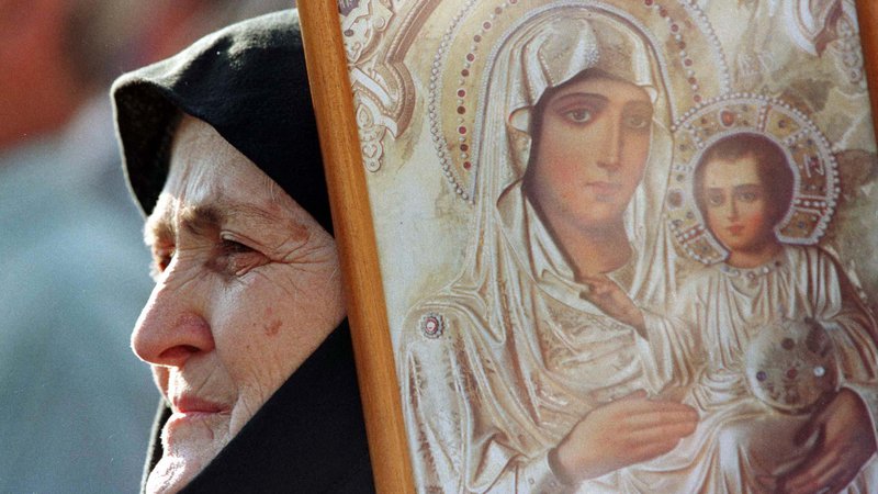 Fotografija: Marija, vsa obdana z zlatom, na drugi pa apostoli, zamolklo škrlatni, kot v zamirajoči zarji. FOTO: Yannis Behrakis/Reuters Pictures
