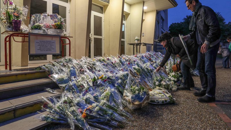 Fotografija: V napadu v srednji šoli Gambetta v Arrasu je bil ubit učitelj francoščine. FOTO: Denis Charlet/AFP