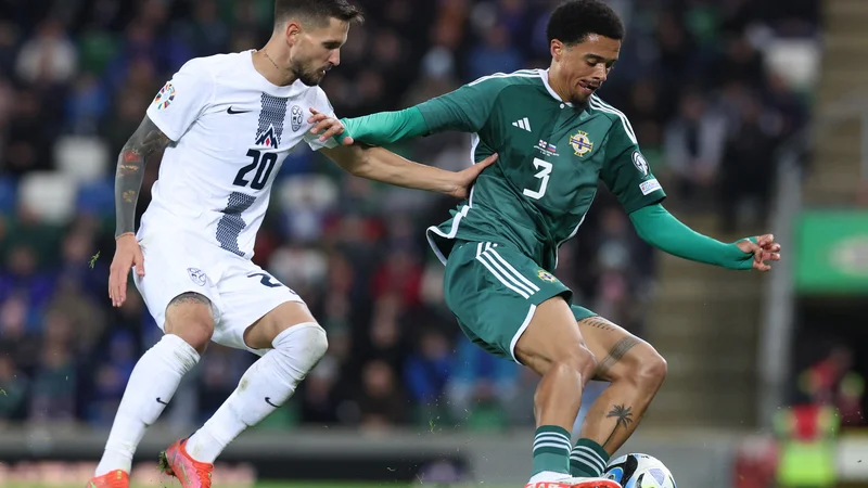 Fotografija: Soccer Football - Euro 2024 Qualifier - Group H - Northern Ireland v Slovenia - Windsor Park, Belfast, Northern Ireland - October 17, 2023 Northern Ireland's Jamal Lewis in action with Slovenia's Petar Stojanovic REUTERS/Lorraine Osullivan Foto Lorraine Osullivan Reuters