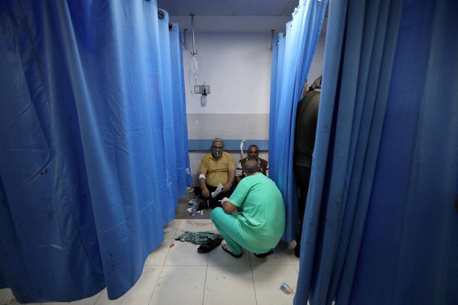 Prizori iz bolnišnic so pretresljivi. FOTO: Reuters