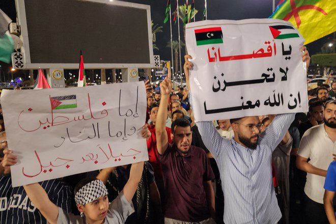 Protestniki v Tripoliju FOTO: Mahmud Turkia/AFP