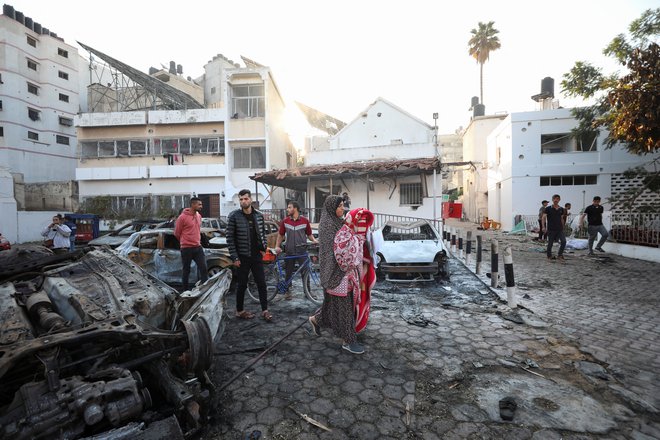 Mednarodni odbor Rdečega križa je poudaril, da bi morale biti bolnišnice »zatočišča za ohranjanje človeških življenj, ne pa prizorišča smrti in uničenja«. FOTO: Reuters