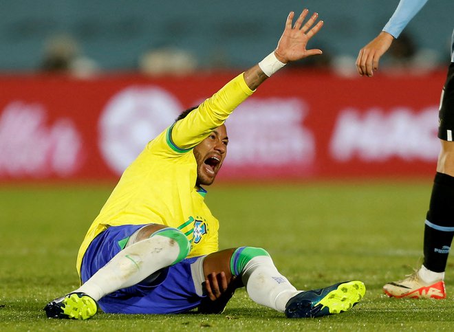 Neymar je v bolečinah pristal na tleh. Foto Andres Cuenca/Reuters