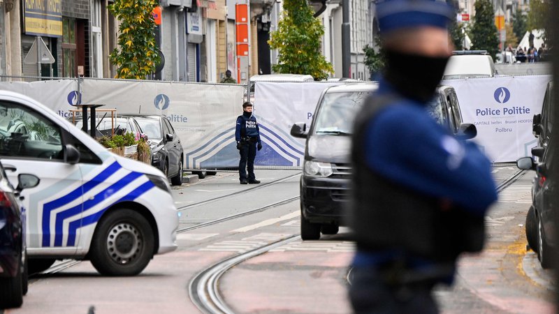 Fotografija: Belgijski policisti na ulici v Bruslju. FOTO: John Thys/Afp