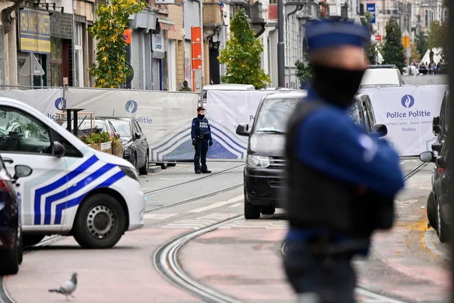 Belgijski policisti na ulici v Bruslju. FOTO: John Thys/Afp