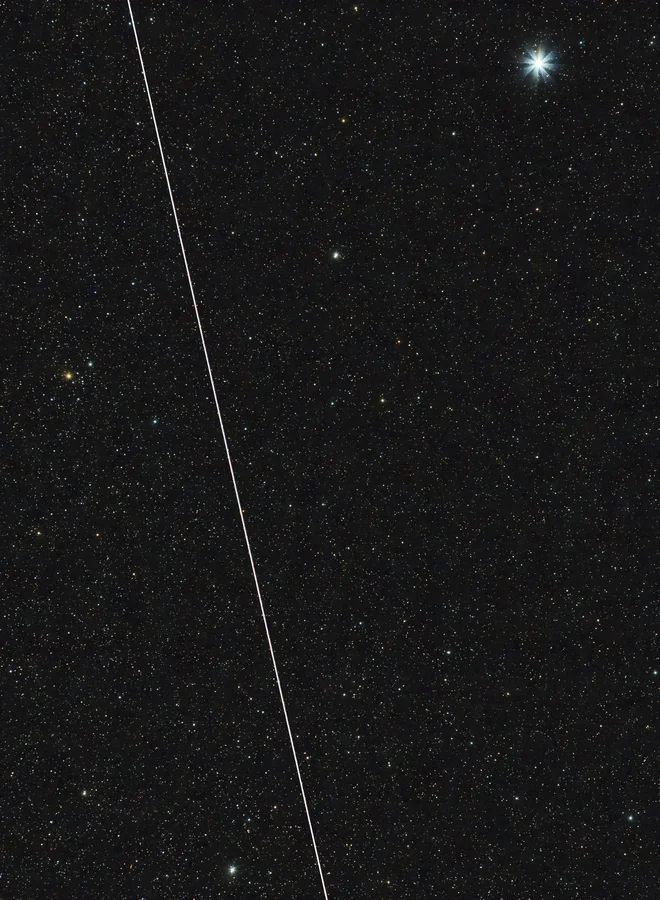 Takole je na astronomskem posnetku videti sled satelita BlueWalker 3. Posnetek je nastal v Tucsonu v Arizoni 20. novembra lani. FOTO: A. Block/IAU CPS