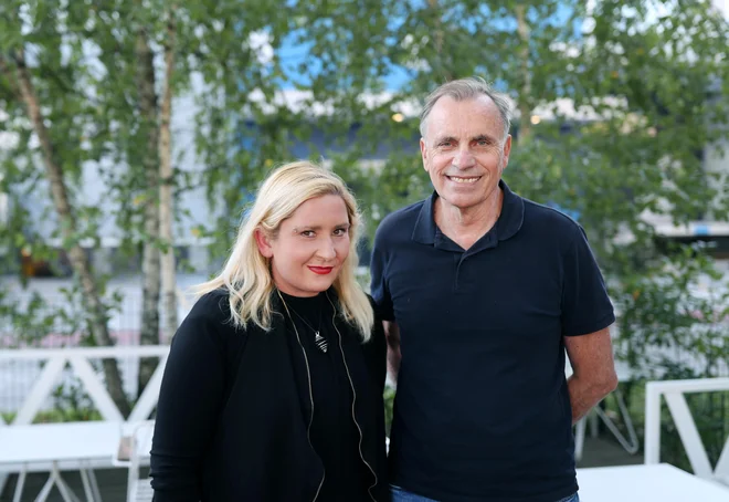 Pevka Nina Bauman in klaviaturist Andrej Pompe zaokrožujeta Pandin glasbeni pristop. FOTO: Blaž Samec/Delo