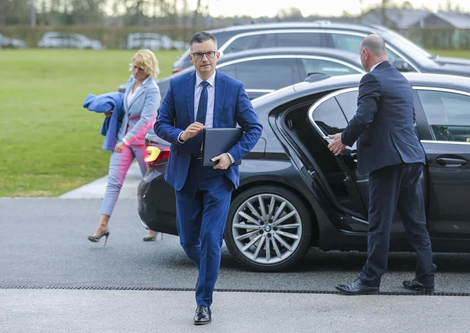 Obrambni minister Marjan Šarec se je zaradi nenavadnega javnega naročila znašel pod plazom očitkov o nesmotrni porabi javnih sredstev. FOTO: Jože Suhadolnik/Delo