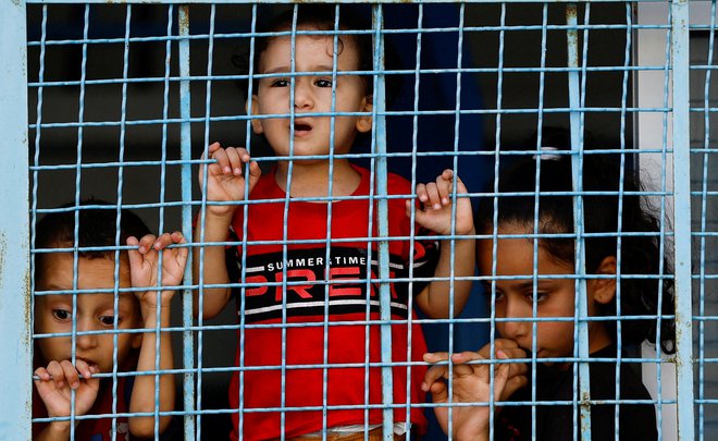 Palestinski otrok v centru ZN na jugu Gaze FOTO: Ibraheem Abu Mustafa/Reuters