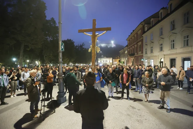 Torej? Naj bi nam zaradi agresivne »rekatolizacije« grozila kar ponovitev strahot druge svetovne vojne? FOTO Jože Suhadolnik/Delo