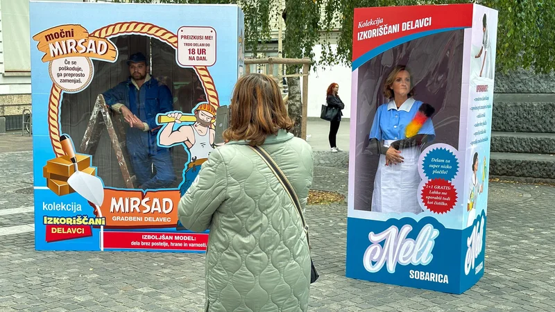 Fotografija: Na problematiko izkoriščanih delavcev med drugim opozarja projekt Združenja DrogArt, socialno podjetje Iz principa, na glavnih sprehajalnih ulicah v Mariboru in Ljubljani. FOTO: Voranc Vogel