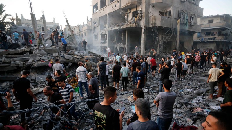 Fotografija: Vse več je civilnih žrtev Izraelskih napadov na Gazo. FOTO: Mohammed Faiq/AFP