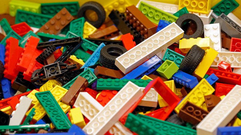 Fotografija: Od julija 2015 je bilo proizvedenih približno 600 milijard lego kock. Dovolj, da ima vsak moški, ženska in otrok v povprečju 83 kosov, lahko med zabavnimi dejstvi preberemo na spletni strani Brick Recycler. FOTO: Philippe Wojazer/Reuters
