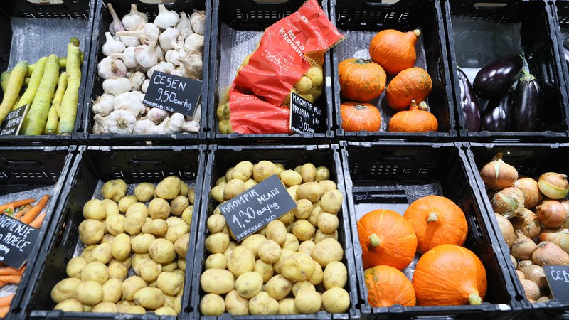 Fotografija: Sadje in zelenjava na ljubljanski tržnici. Foto Dejan Javornik